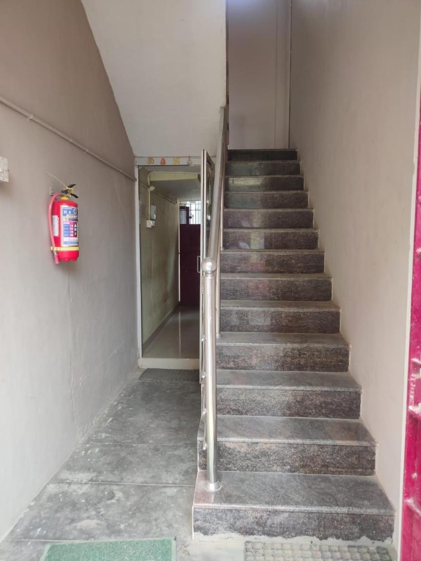 Auberge de jeunesse Sri Vari Residency à Vellore Extérieur photo